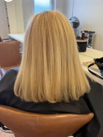 Glatter blonder Bob mit gerader Schnittkante, von hinten fotografiert