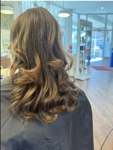 Braunes Haar mit helleren Spitzen und großen Wellen