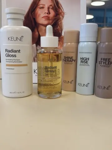Keune Pflegeprodukte im Salon Hair Glow: Shampoo, Haaröl und Stylingsprays