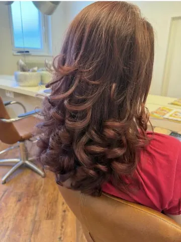 Kupferrotes langes Haar mit großen Locken